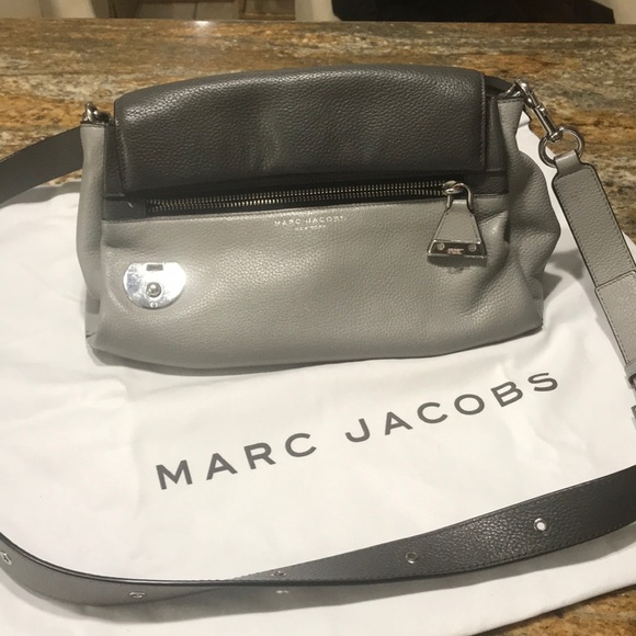 Marc Jacobs Handbags - Marc Jacobs two tone gray leather crossbody bag.